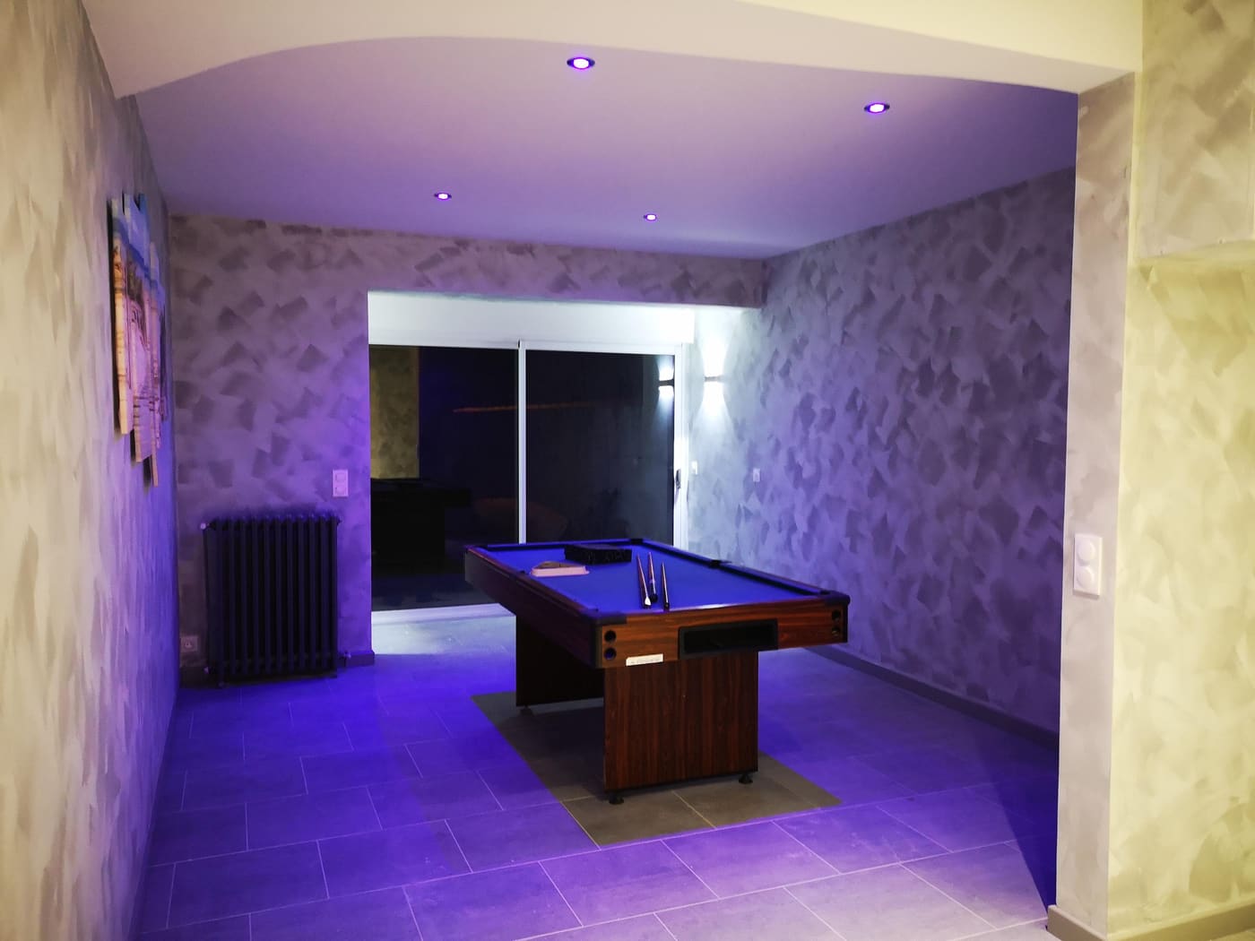 Éclairage LED avec spots colorés