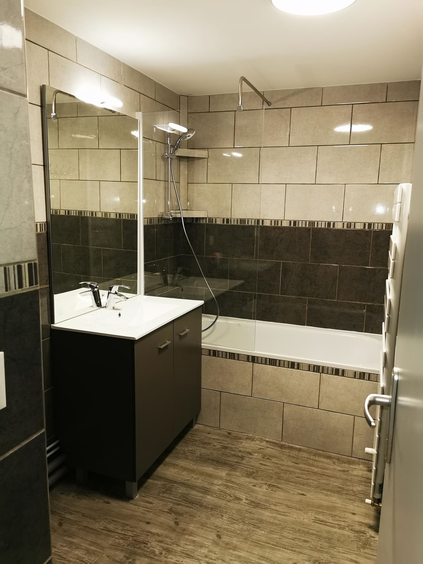 Salle de bain avec parquet et baignoire