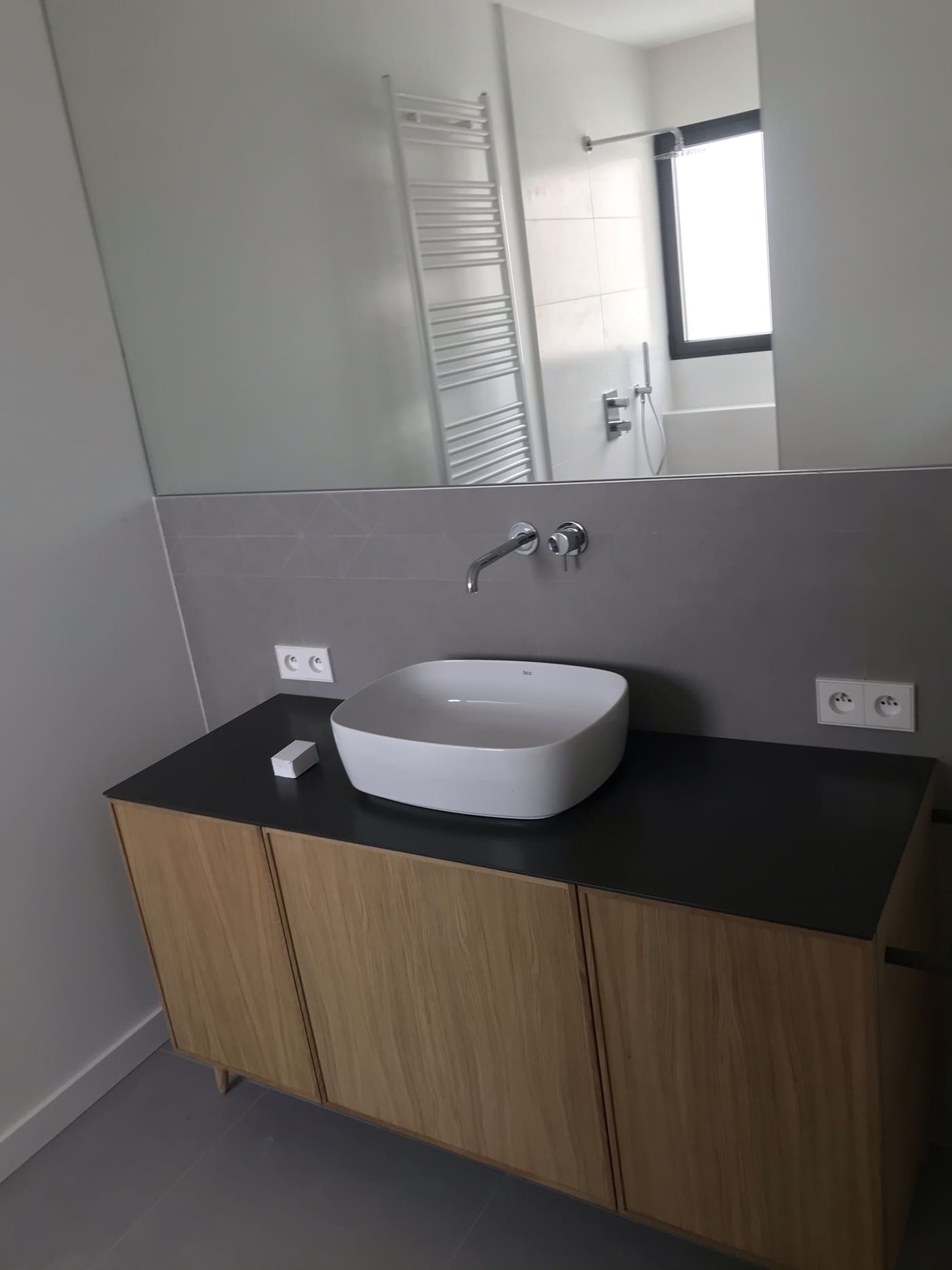 Vasque sur meuble bois moderne